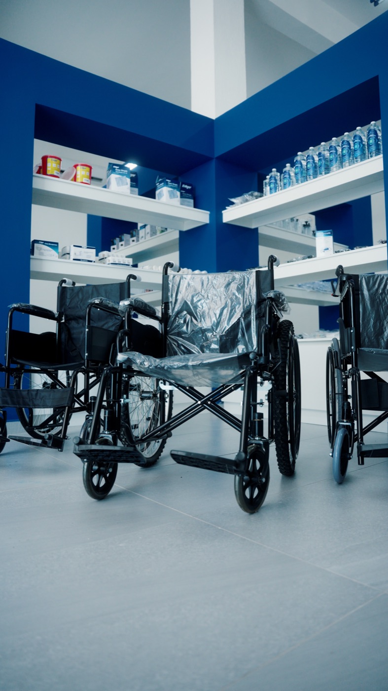 Interior de la tienda con equipo médico en exhibición
